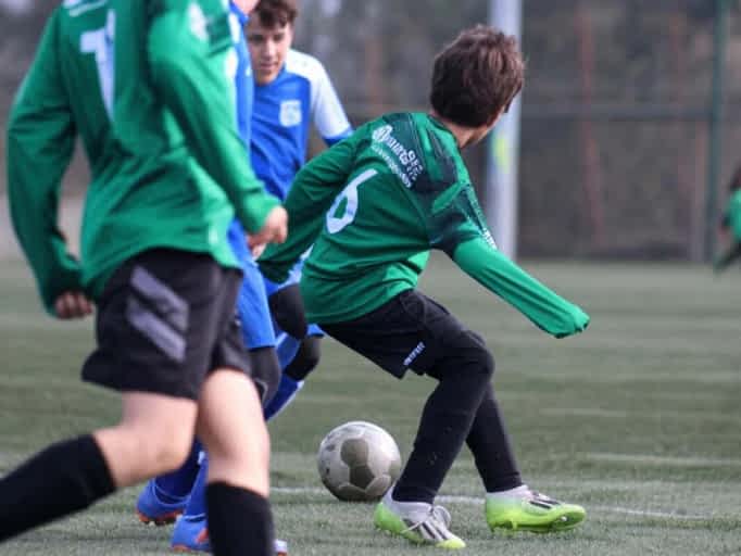 Kinderen spelen voetbal in Tervuren