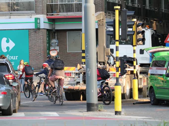 Fietsende kinderen Oppemstraat/N3