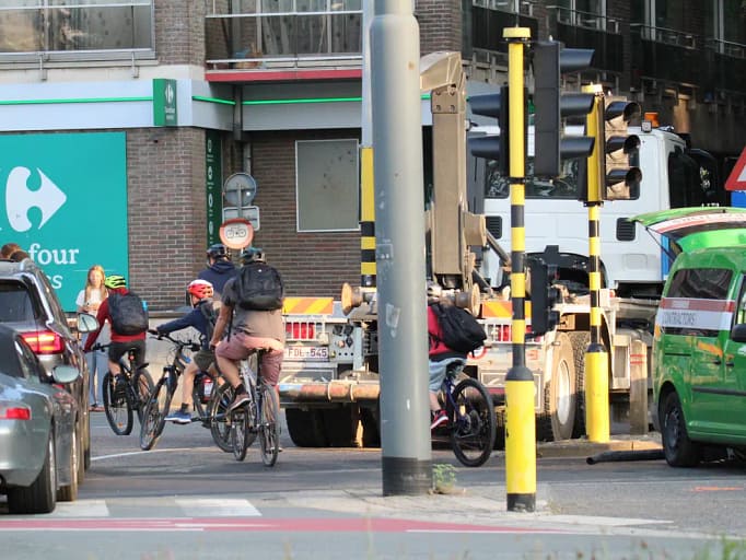 Fietsende kinderen Oppemstraat/N3