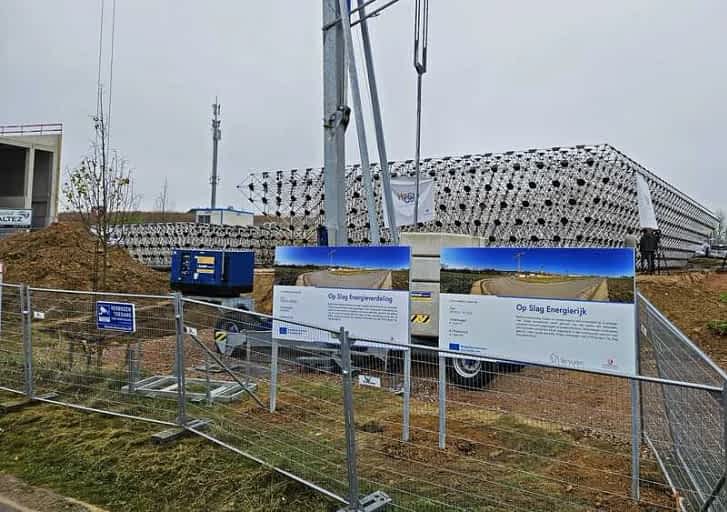 Construction of the spaceframe for Interleuven’s heating system at the Keiberg-Vossem business park, Tervuren, featuring a 1.5 million-litre water heat buffer and solar collectors