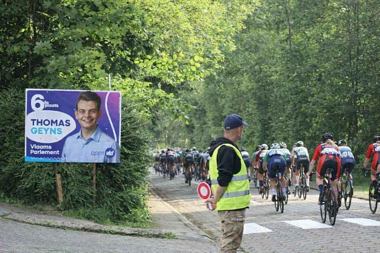Wielrenners tijdens een lokaal evenement in Tervuren.