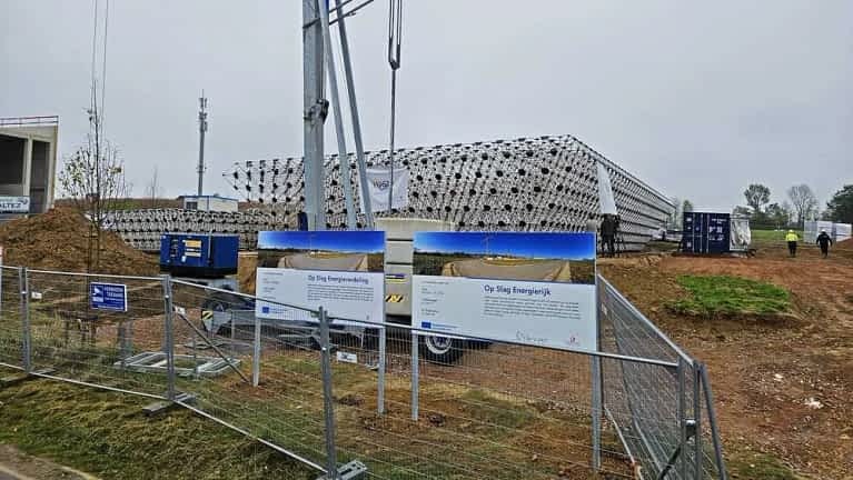 Construction of the spaceframe for Interleuven’s heating system at the Keiberg-Vossem business park, Tervuren, featuring a 1.5 million-litre water heat buffer and solar collectors