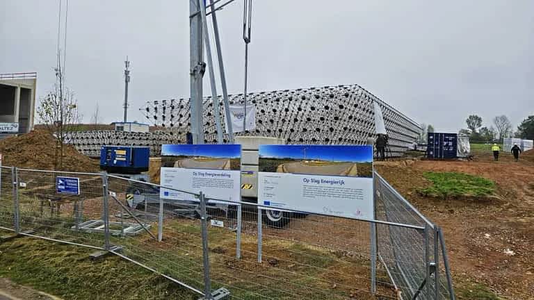 Construction of the spaceframe for Interleuven’s heating system at the Keiberg-Vossem business park, Tervuren, featuring a 1.5 million-litre water heat buffer and solar collectors