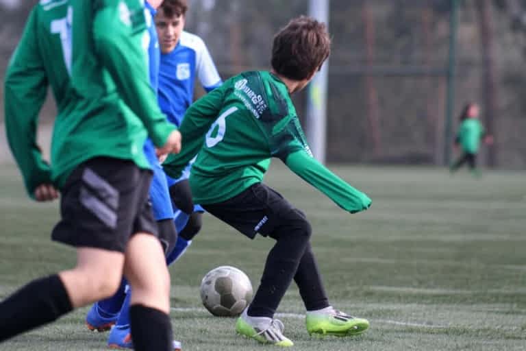 Kinderen spelen voetbal in Tervuren