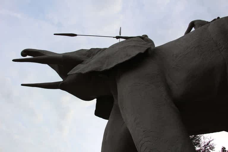 La statue d'un éléphant africain se dressant face à l'AfricaMuseum (Leuvensesteenweg) à Tervuren.