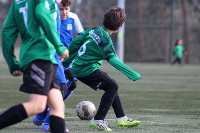 Kinderen spelen voetbal in Tervuren