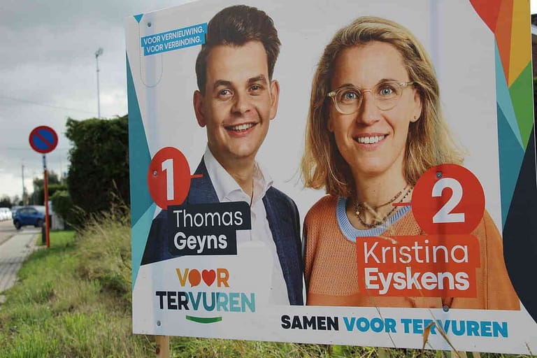 Burgemeester van Tervuren Thomas Geyns en Eerste Schepen Kristina Eyskens op een verkiezingsaffiche in 2024 ©Tervuren+