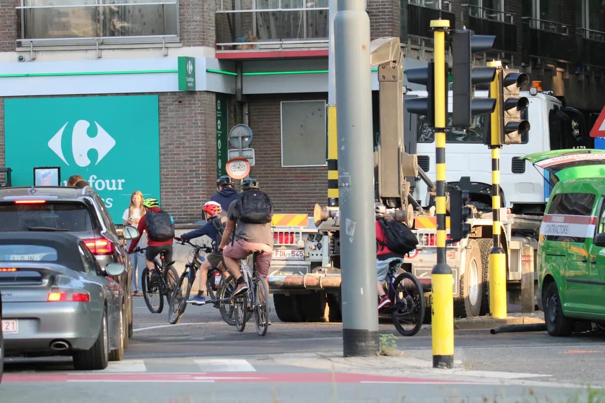 Fietsende kinderen Oppemstraat/N3